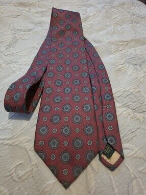 Vintage Men's Patterned Wine Red Silk Tie with Medallion Motif